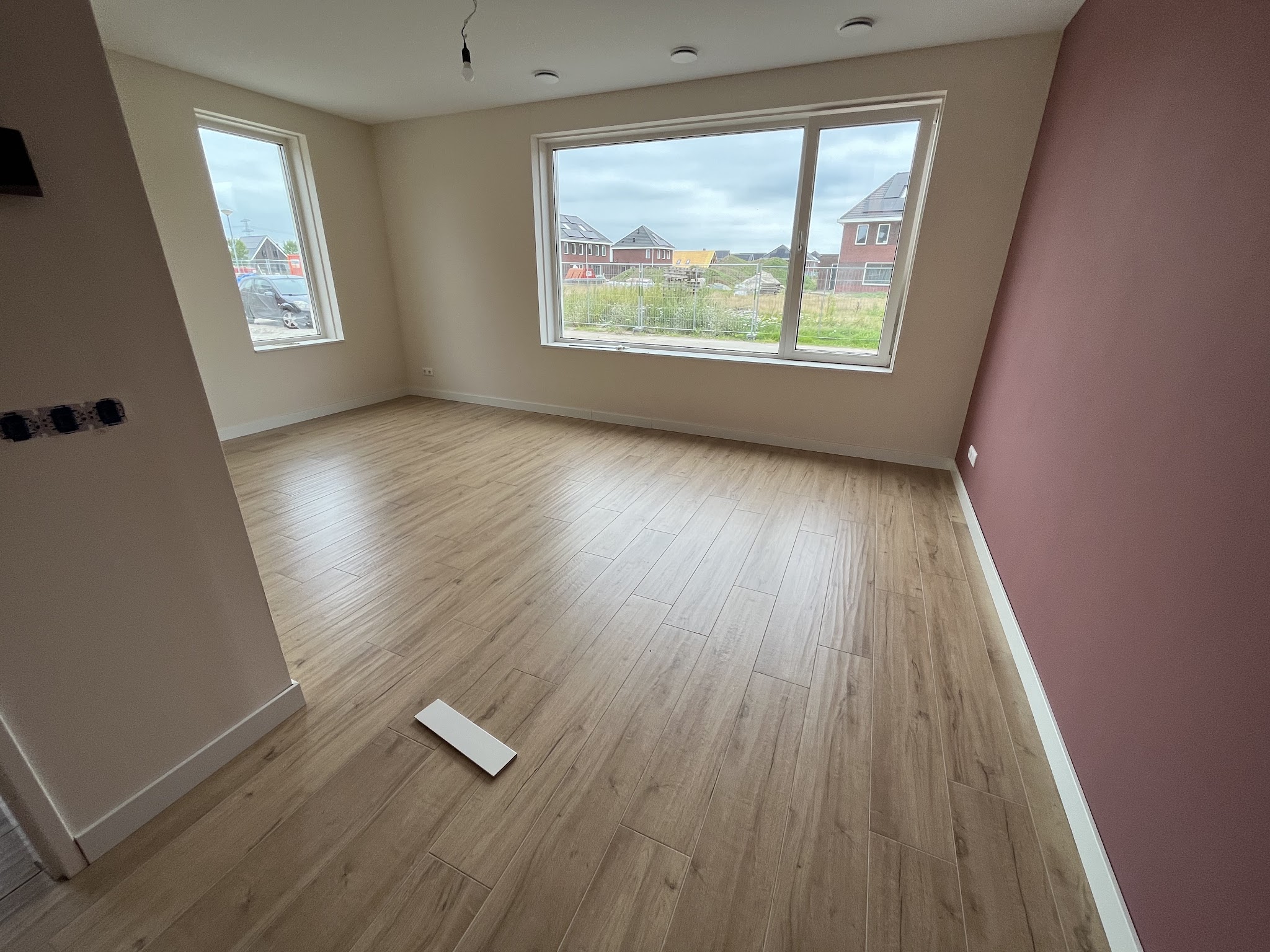 Grootformaat houtlook vloertegels in een lichte woonkamer